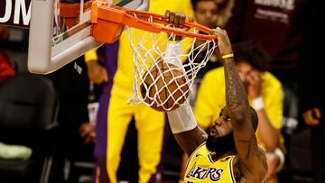 Los Angeles (United States), 27/10/2023.- Los Angeles Lakers forward LeBron James scores during the second quarter of the NBA game between the Phoenix Suns and the Los Angeles Lakers at Crypto.com Arena in Los Angeles, California, USA, 26 October 2023. (Baloncesto, Fénix) EFE/EPA/ETIENNE LAURENT SHUTTERSTOCK OUT
