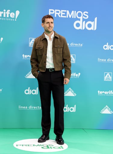Enrique Fortum, a su paso por la alfombra verde de los Premios Dial Tenerife 2026.