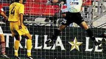 PRIMER ERROR. Toni Jiménez iniciaba su carrera de fallos con el fallo en el segundo gol al permitir a Carrero rematar sin grandes problemas.