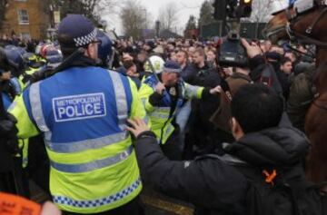 Pelea entre los seguidores del Tottenham y el Millwall