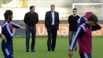 David Moyes, en Zubieta, presenciando la sesión de entrenamiento de la Real Sociedad junto a Loren y uno de sus ayudantes Erik Bretos.