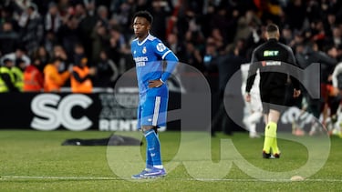 Durante la celebración del tercer gol del Albacete, un aficionado lanza una cáscara de plátano desde la grada mientras Vinicius permanece en el terreno de juego.