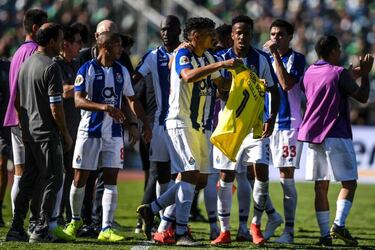 Iker Casillas left in tears at Soares tribute