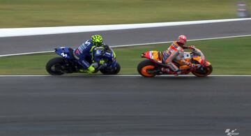 El de Honda ya había tocado a Aleix Espargaró mientras recuperaba posiciones porque había recibido un 'ride through' tras la salida. Al pasar a Rossi, le empujó. Fue sancionado con 30 segundos.