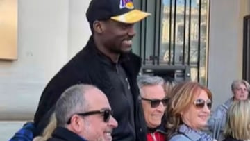 El novio de su prima se pone una gorra de Los Lakers, va a Valencia y ojo a lo que le pasa