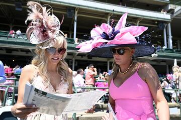 Aficionados a la h¨ªpica en el Churchill Downs de Kentucky durante la Kentucky Oaks.
