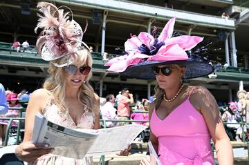  Aficionados a la hípica en el Churchill Downs de Kentucky durante la Kentucky Oaks.