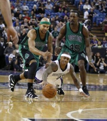 Isaiah Thomas se lanza al suelo rodeado por Jerryd Bayless y Gerald Wallace. 