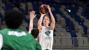 Alberto D&iacute;az durante un entrenamiento del Unicaja,