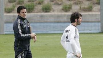 <b>ÓRDENES. </b>Toril da indicaciones a Granero durante un ejercicio de aperturas a las bandas.