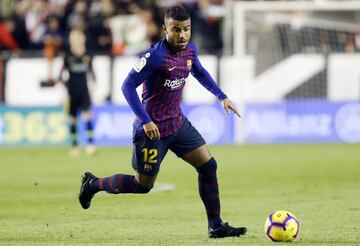 Comenz¨® en las categor¨ªas inferiores del Barcelona durante tres temporadas antes de subir al primer equipo donde jug¨® ocho temporadas de forma intermitente.
