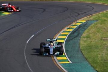 Lewis Hamilton por delante de Sebastian Vettel.