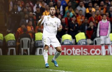 Eden Hazard, en una ocasión clarísima y con la portería vacía, mandó el balón al larguero tras deshacerse de Fernando Muslera.