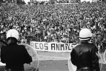 En el estadio de Heysel se concentraron unos 60.000 aficionados a partes iguales para la final entre el Liverpool y la Juventus. Los fondos detr¨¢s de las porter¨ªas eran zonas donde los seguidores estaban de pie.