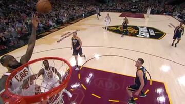 Solo fíjense en dónde agarra la pelota LeBron: con palomitas se ve mejor