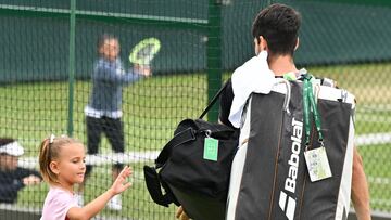 Carlos Alcaraz saluda a la hija de Novak Djokovic en Wimbledon.
