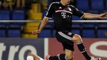 <b>GRAN RIBERY. </b>El internacional francés del Bayern encara a Diego López, quien bloca el balón a ras de suelo.