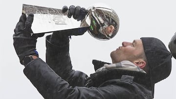 CJX01 BOSTON (ESTADOS UNIDOS), 07/02/2017.- El mariscal de campo de los Patriots de Nueva Inglaterra Tom Brady durante el desfile del equipo tras proclamarse campeón de la Super Bowl en las calles de la ciudad de Boston, Massachusetts, Estados Unidos hoy 7 de febrero de 2017. EFE/Cj Gunther