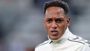 NEWCASTLE UPON TYNE, ENGLAND - FEBRUARY 08: Yerry Mina of Everton warms up prior to the Premier League match between Newcastle United and Everton at St. James Park on February 08, 2022 in Newcastle upon Tyne, England. (Photo by Alex Livesey/Getty Images)