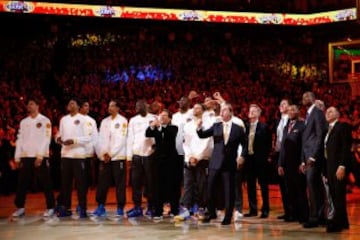 La fiesta del título de los Warriors en su primer partido en el Oracle Arena. Después, triunfo claro ante los Pelicans.