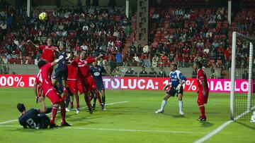 Luis García, justo antes de rematar y marcar ante el Toluca. El portero, Hernán Cristante, es ahora su entrenador.