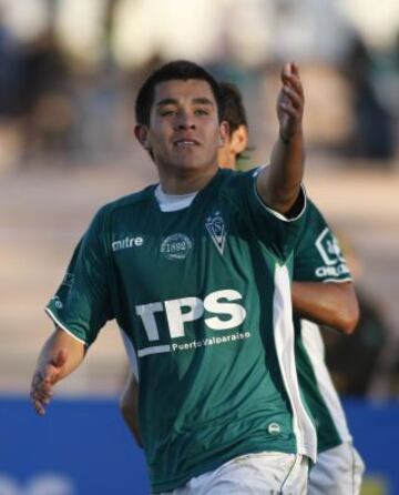 Nacido en Santiago Wanderers, Carlos Muñoz retornó para el torneo de Apertura 2015-16 al puerto luego de un paso por Colo Colo y dos años en Emiratos Árabes. Ahora juega en Unión.