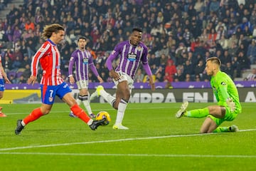 Pared de Griezmann con Julián Alvarez, se la pasa por detrás el francés y finaliza de punterita ante Hein.