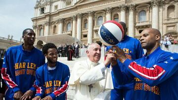 El papa Francisco conversa con jugadores del equipo de baloncesto Harlem Globetrotters.