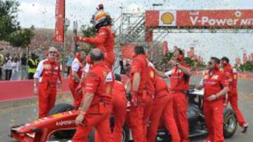 La poblaci&oacute;n sudafricana recibi&oacute; a Marc Gen&eacute; y su Ferrari con pasi&oacute;n, entregados al sonido del monoplaza de Ferrari de 2009 y al equipo italiano.