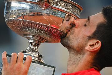 Novak Djokovic besa su segundo Roland Garros. 