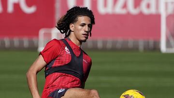 Hannibal Mejbri, en un entrenamiento del Sevilla.