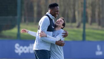 Yerry Mina con Bernard en un entrenamiento.