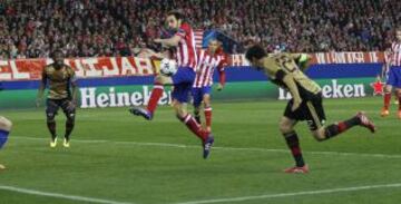 1-1. Kaká anota el gol del empate en un remate de cabeza.