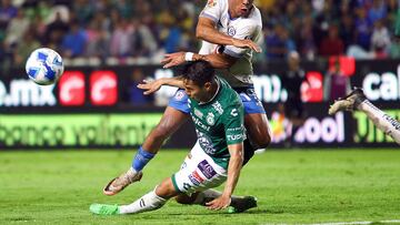 MEX8753. LEÓN (MÉXICO), 14/09/2024.- Amaury Morales (atrás) de Cruz Azul disputa un balón con José Ramírez de León este sábado, durante un partido correspondiente a la jornada 7 del torneo Apertura 2024 en el estadio León del estado de Guanajuato (México). EFE/ Luis Ramírez