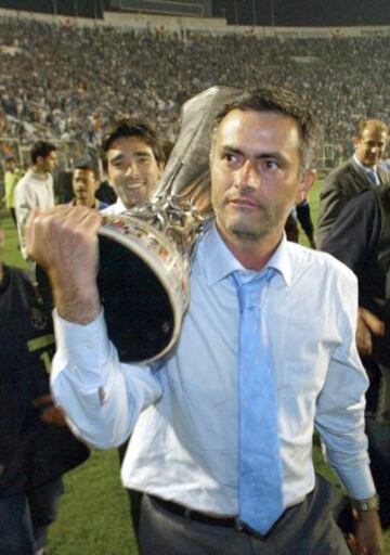 Mourinho con la Copa de la UEFA ganada con el Oporto en 2003.