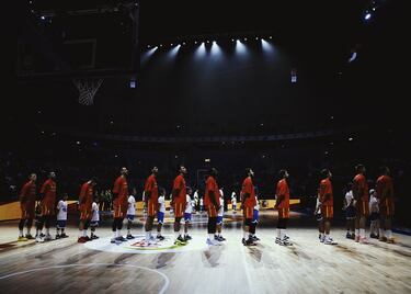 Presentación inicial de todos los componentes de la plantilla de la selección española de baloncesto antes del encuentro frente a la selección brasileña.