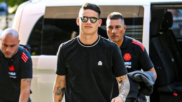 James Rodríguez llegando a una concentración de la Selección Colombia.