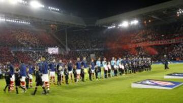 Los jugadores de PSV y Atlético forman antes del inicio del partido.