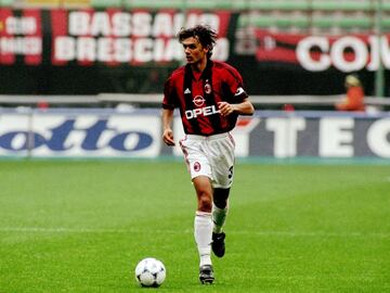 El eterno capitán del Milan sólo estuvo con ellos, a lo largo de su carrera disputó 24 temporadas con el primer equipo y se retiró en el verano de 2009 a la edad de 41 años.