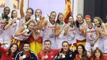 <b>GRAN ÉXITO. </b>Las jugadoras Sub-19 celebraron la plata.