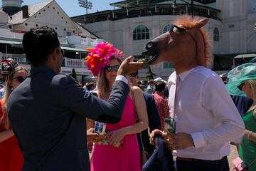 Aficionados a la hÃ­pica en el Churchill Downs de Kentucky durante la Kentucky Oaks.