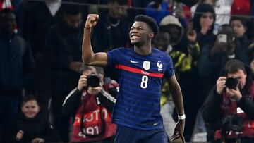 Aurelien Tchouameni celebra su primer gol con la camiseta de la selección francesa.