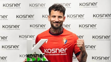 Rubén García posa con el trofeo de Kosner.