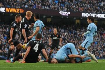 Manchester City sólo salvó un empate en la agonía ante Hull City.
