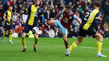 Soccer Football - Premier League - Burnley v AFC Bournemouth - Turf Moor, Burnley, Britain - March 3, 2024 Burnley's Josh Cullen scores their first goal before it is disallowed REUTERS/Molly Darlington NO USE WITH UNAUTHORIZED AUDIO, VIDEO, DATA, FIXTURE LISTS, CLUB/LEAGUE LOGOS OR 'LIVE' SERVICES. ONLINE IN-MATCH USE LIMITED TO 45 IMAGES, NO VIDEO EMULATION. NO USE IN BETTING, GAMES OR SINGLE CLUB/LEAGUE/PLAYER PUBLICATIONS.