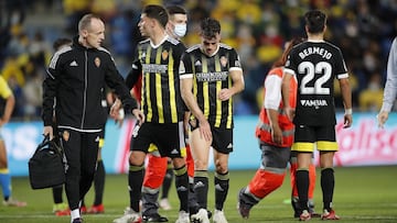 Chavarría, se toca el aductor derecho, antes de retirarse lesionado en el estadio de Gran Canaria.