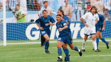 Maradona celebrando su gol ante Grecia en el debut argentino en Estados Unidos 94, evento en el que únicamente vio acción en dos de los cuatro partidos que disputó la Albiceleste debido a que dio positivo en el antidoping tras el partido ante Nigeria. La FIFA lo suspendió 15 meses.