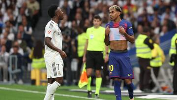 Real Madrid's Brazilian forward #07 Vinicius Junior (L) speaks with Barcelona's Spanish forward #10 Lamine Yamal during the Spanish league football match between Real Madrid CF and FC Barcelona at Santiago Bernabeu Stadium in Madrid on October 26 , 2025. (Photo by Oscar DEL POZO / AFP)