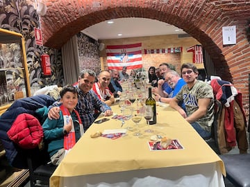 Algunos de los asistentes, con varias peñas amigas, en la cena del VIII aniversario de la peña atlética Nunca Dejes de Creer. 