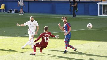 Benzema marca el definitivo 0-2 al Levante.